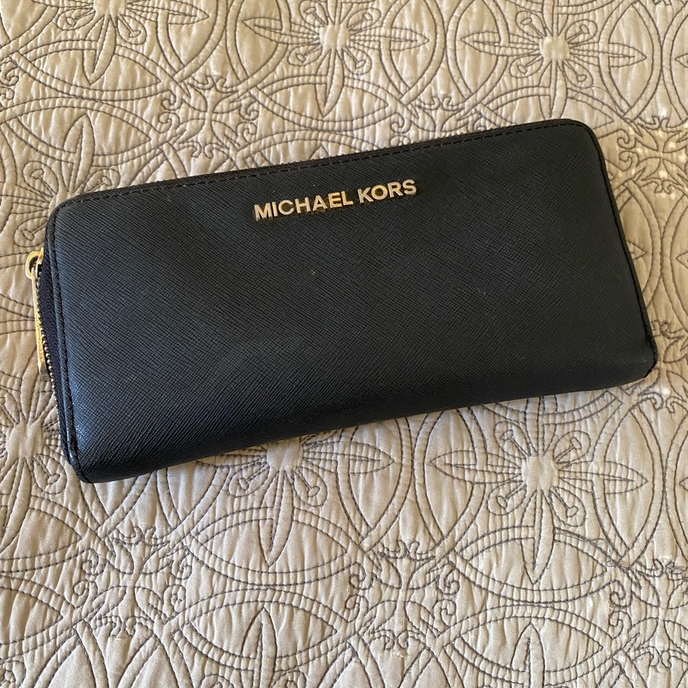 Michael Kors Zippy Wallet